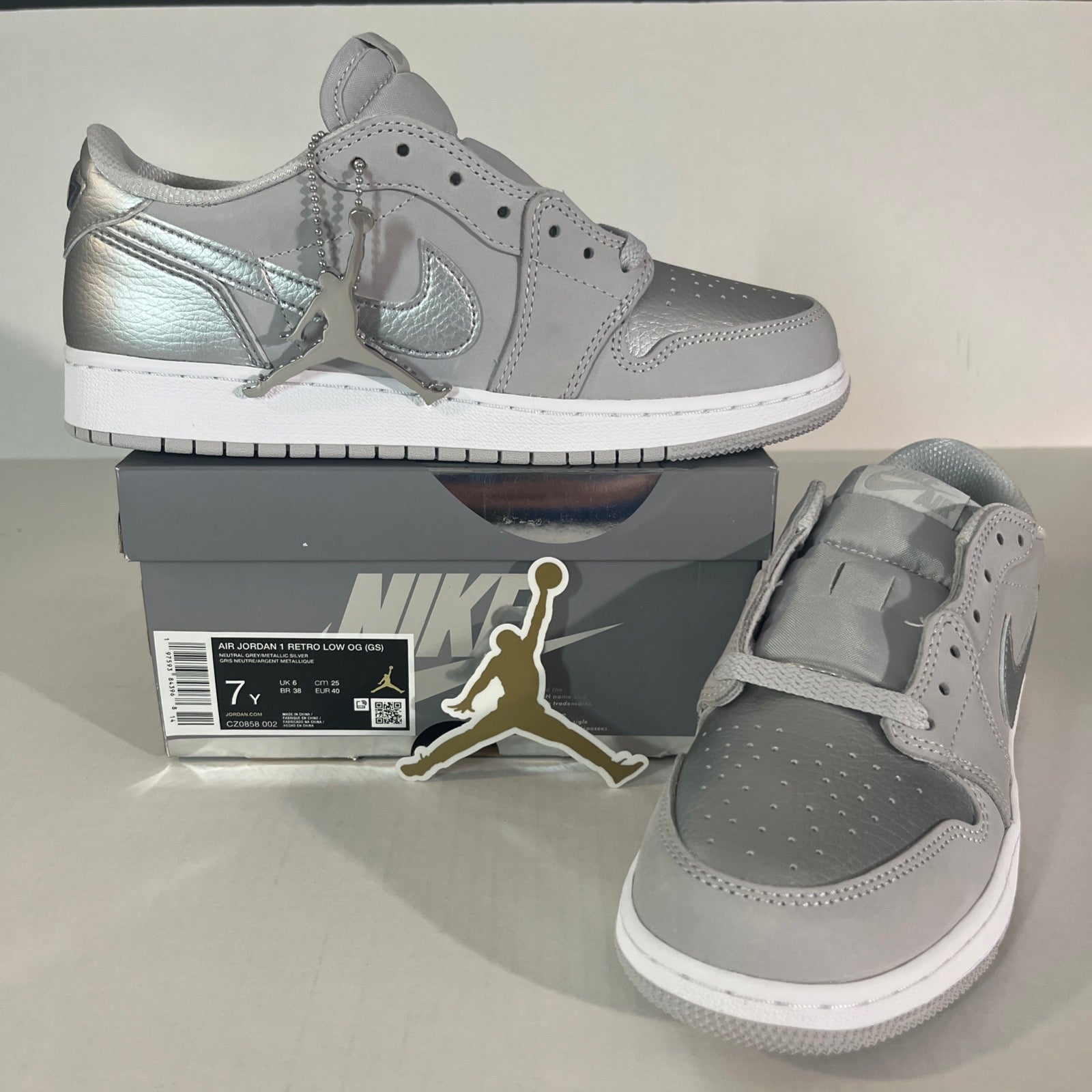 7Y Nike Air Jordan 1 Retro Low OG (GS) "Neutral Grey/Metallic Silver" (CZ0858-002)