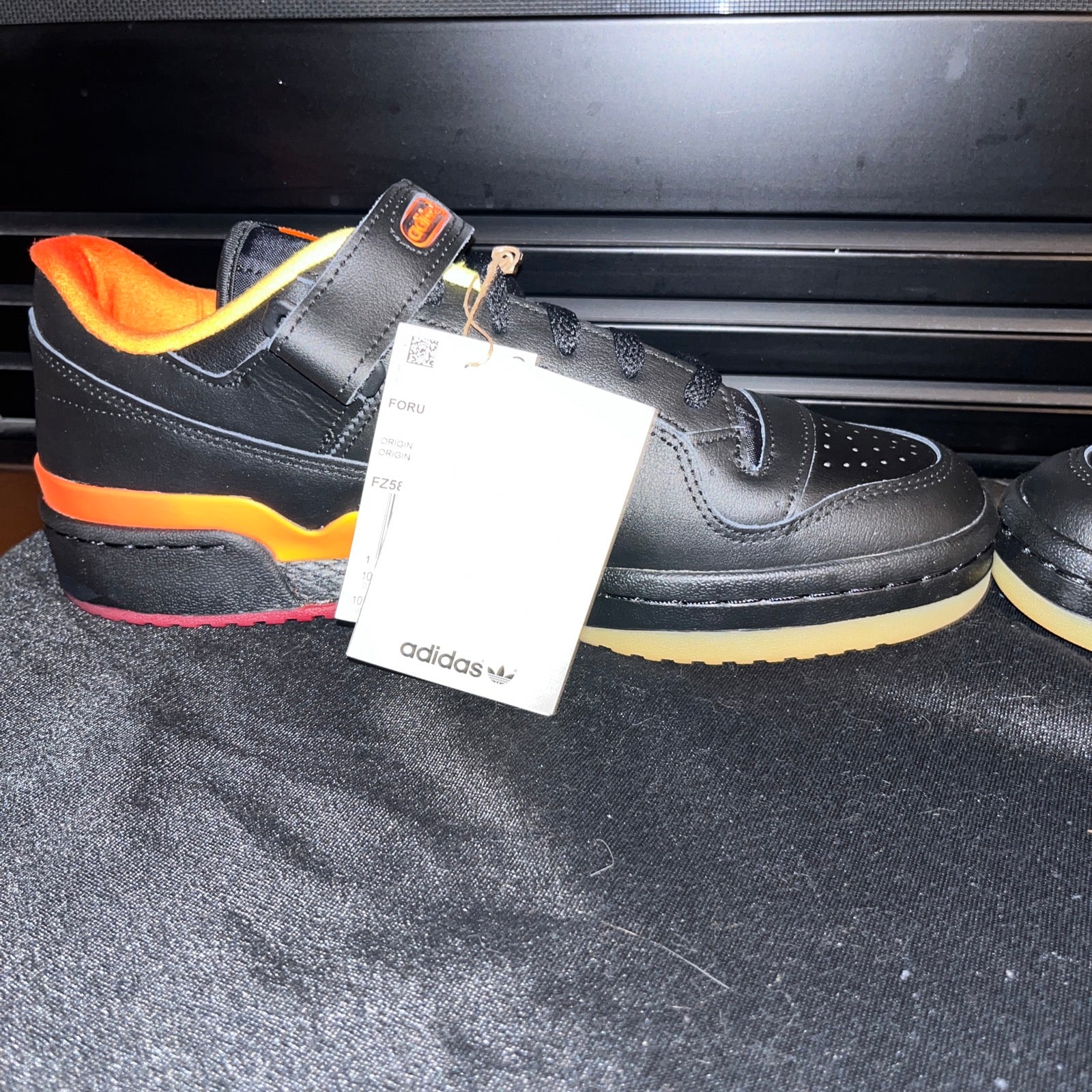 10.5M Adidas Forum Low "Black/Solar Yellow/Red" (FZ5891)