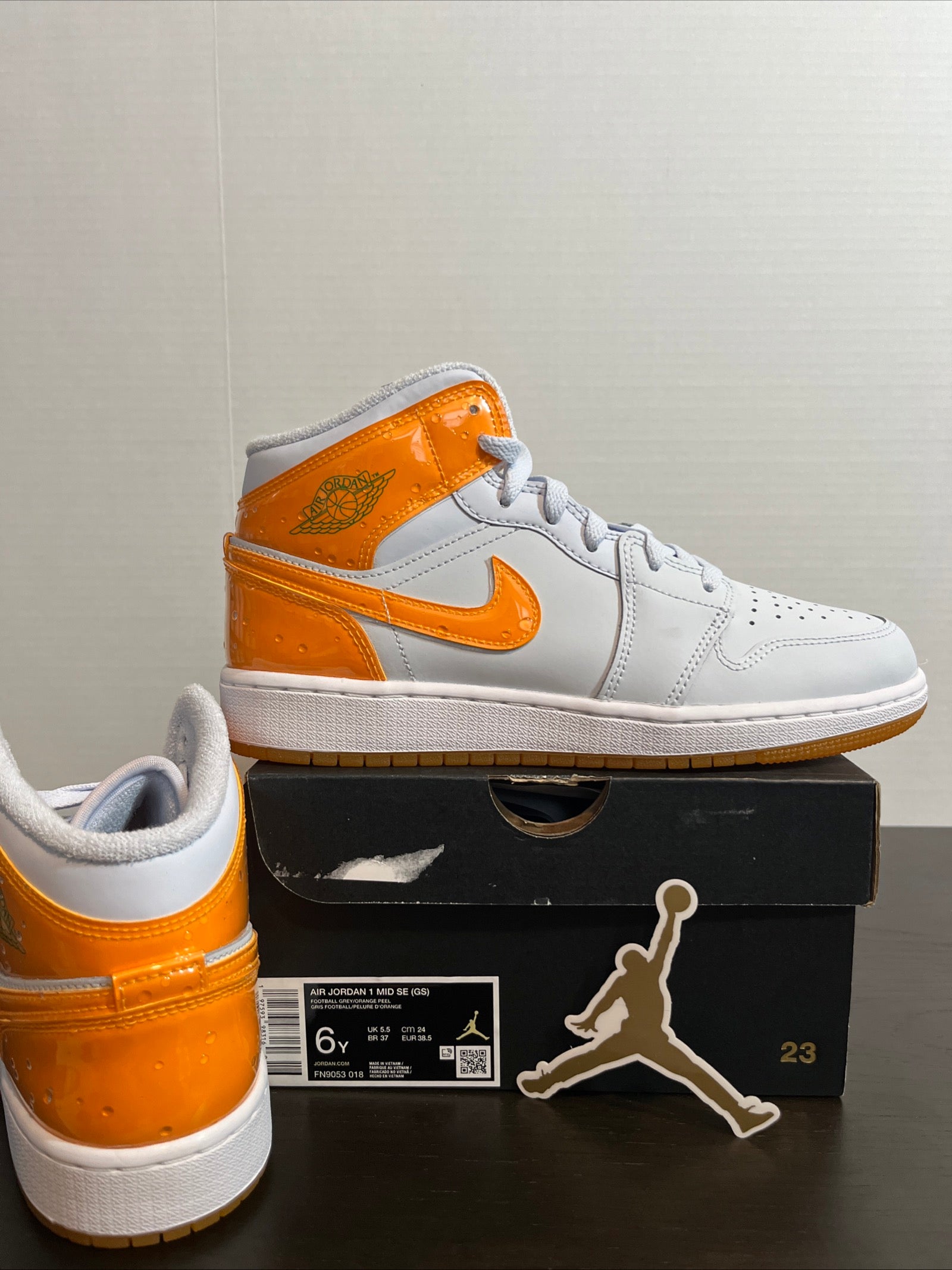 6Y Nike Air Jordan 1 Mid SE (GS) "Gatorade - Football Grey/Orange Peel" (FN9053-018)