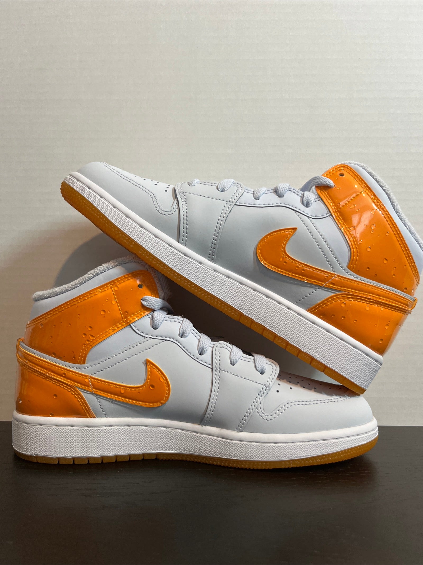 6Y Nike Air Jordan 1 Mid SE (GS) "Gatorade - Football Grey/Orange Peel" (FN9053-018)