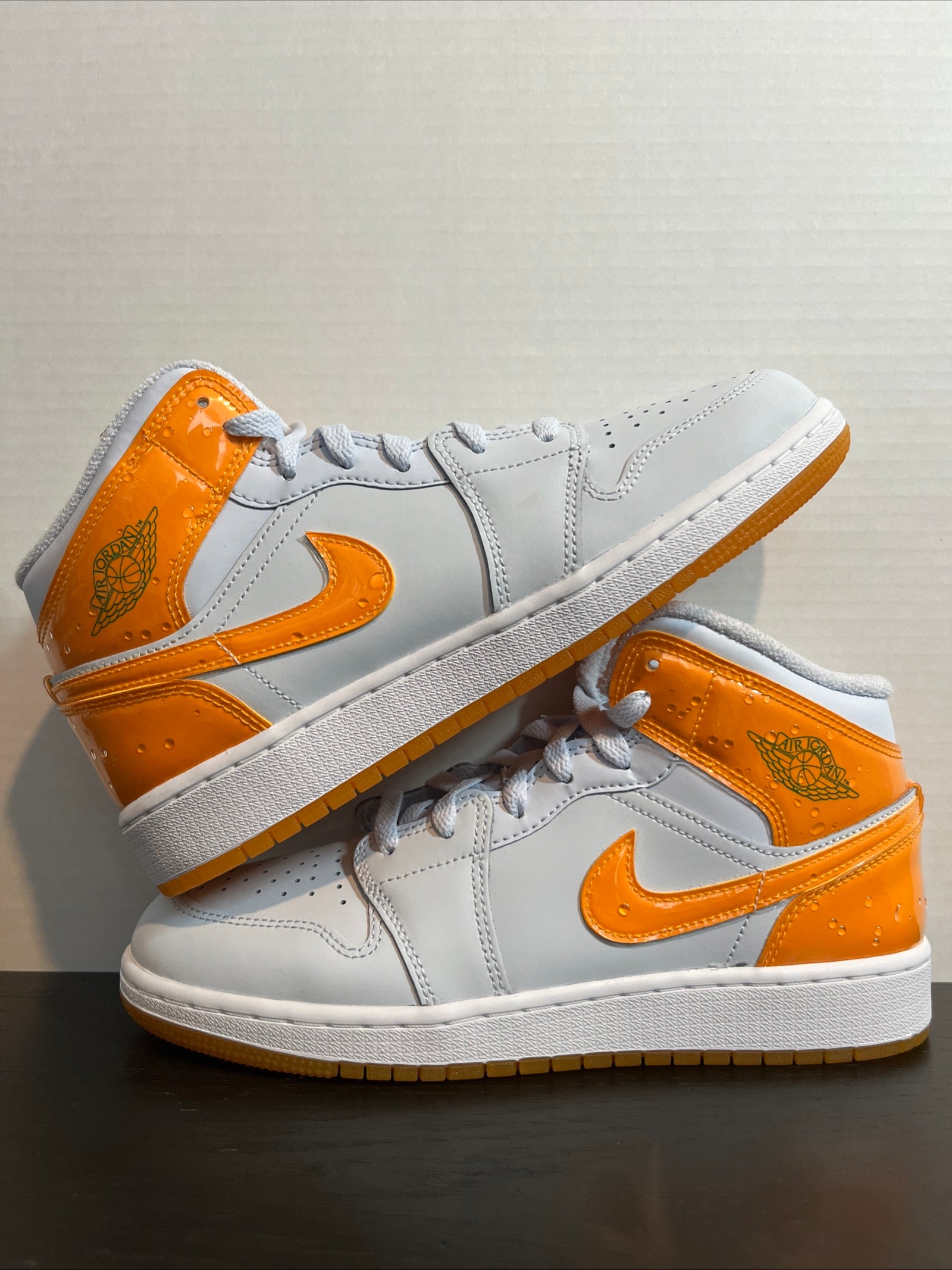 6Y Nike Air Jordan 1 Mid SE (GS) "Gatorade - Football Grey/Orange Peel" (FN9053-018)
