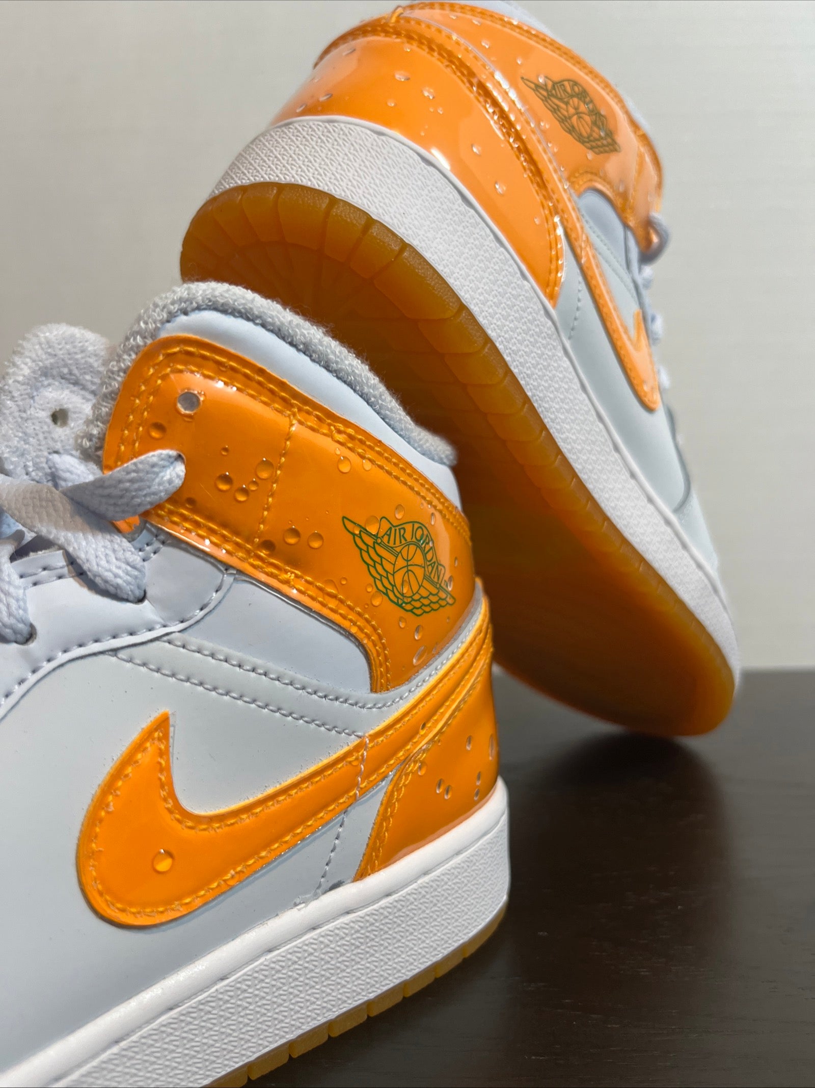 6Y Nike Air Jordan 1 Mid SE (GS) "Gatorade - Football Grey/Orange Peel" (FN9053-018)