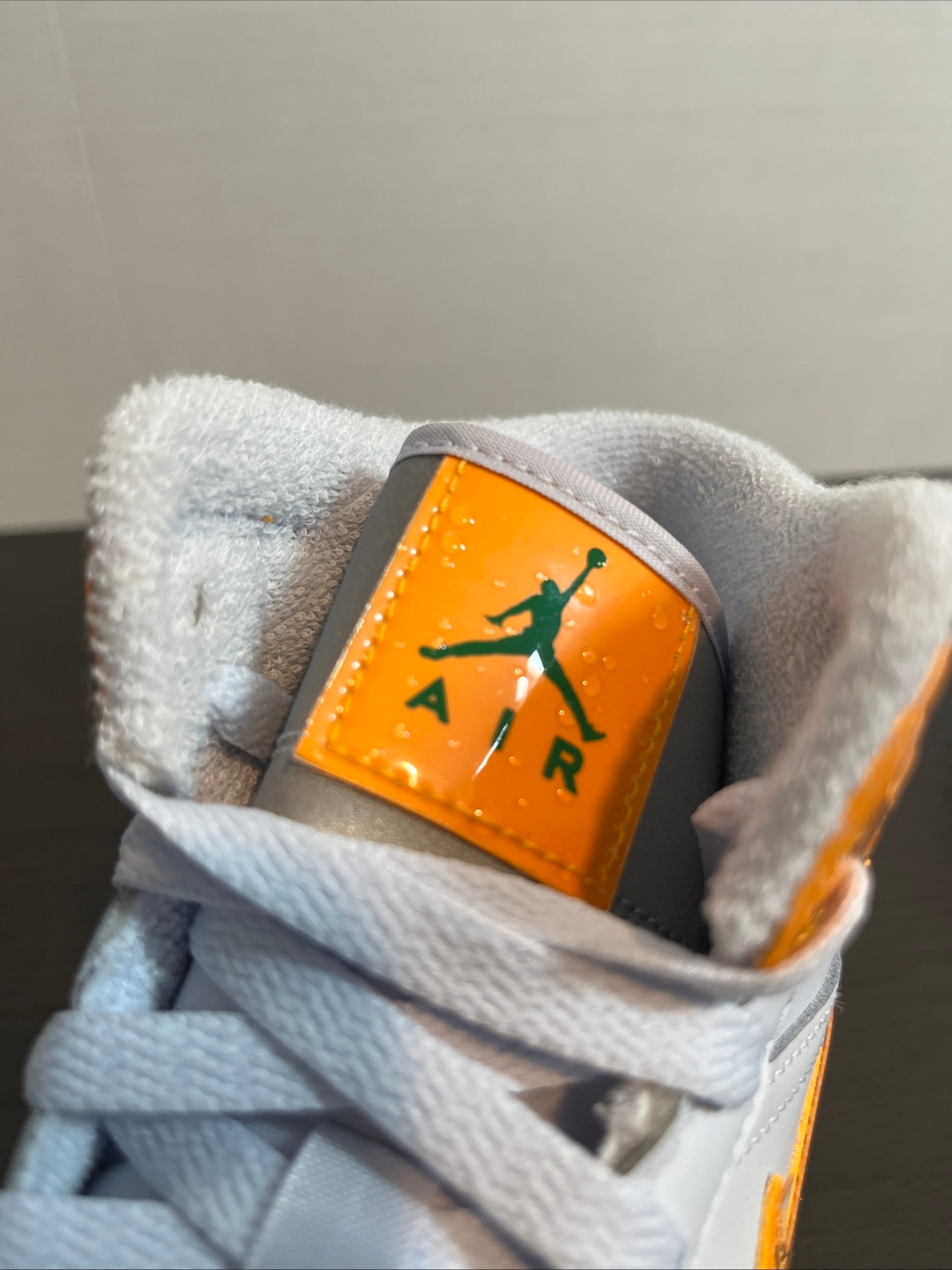 6Y Nike Air Jordan 1 Mid SE (GS) "Gatorade - Football Grey/Orange Peel" (FN9053-018)