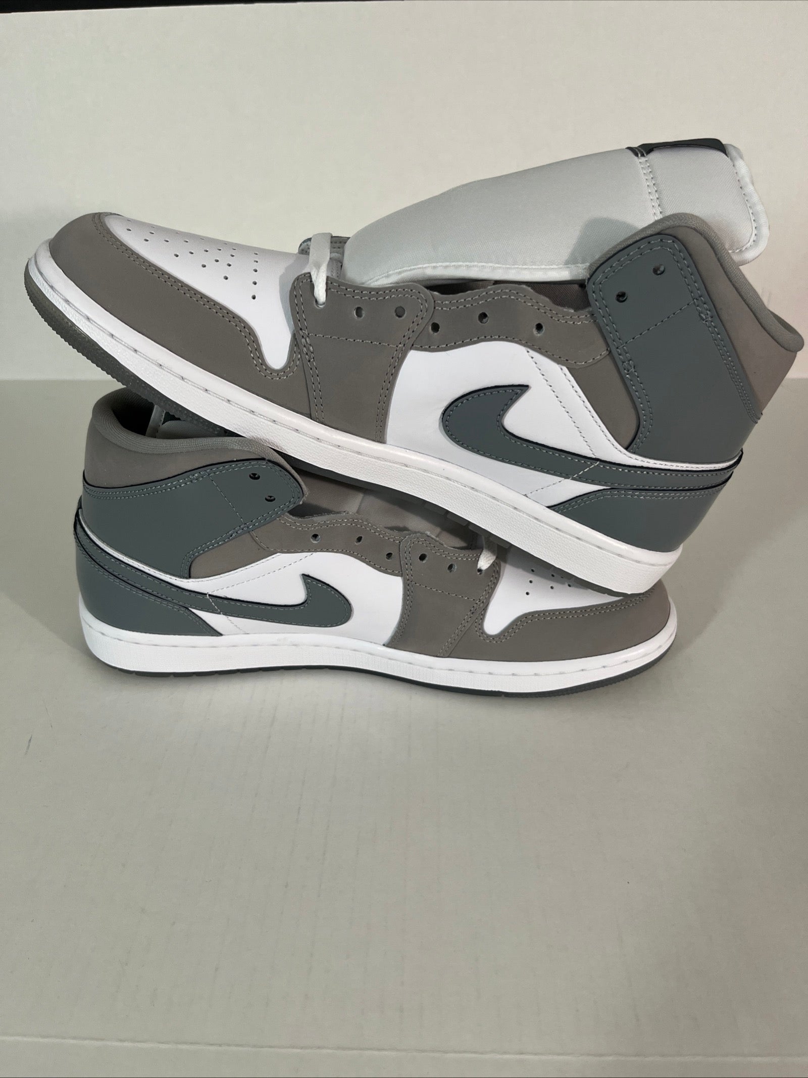 11M Nike Air Jordan 1 SE Mid Patent White/Cool Grey-Medium Grey (HF3216-100)