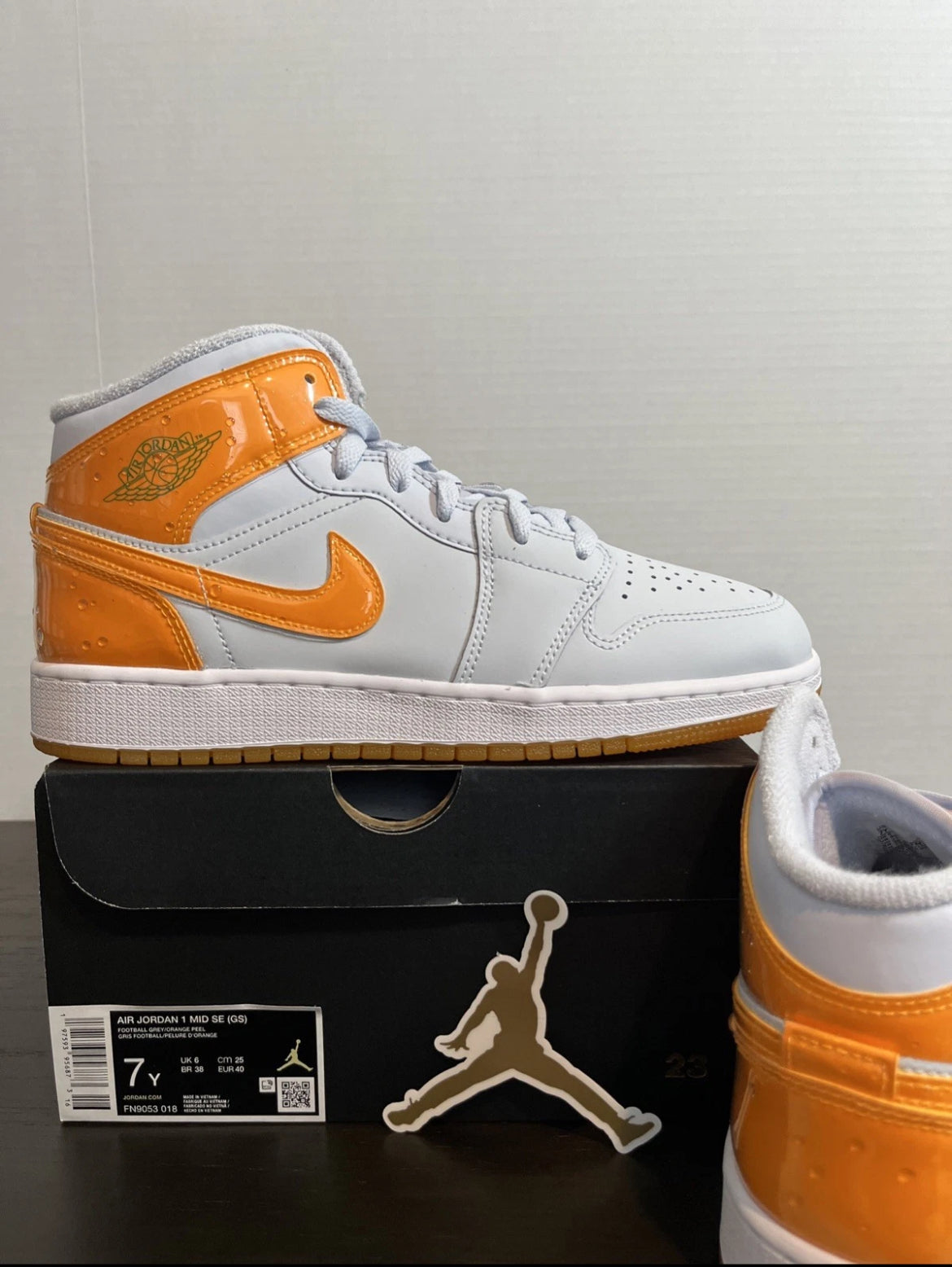 7Y Nike Air Jordan 1 Mid SE (GS) "Gatorade - Football Grey/Orange Peel" (FN9053-018)